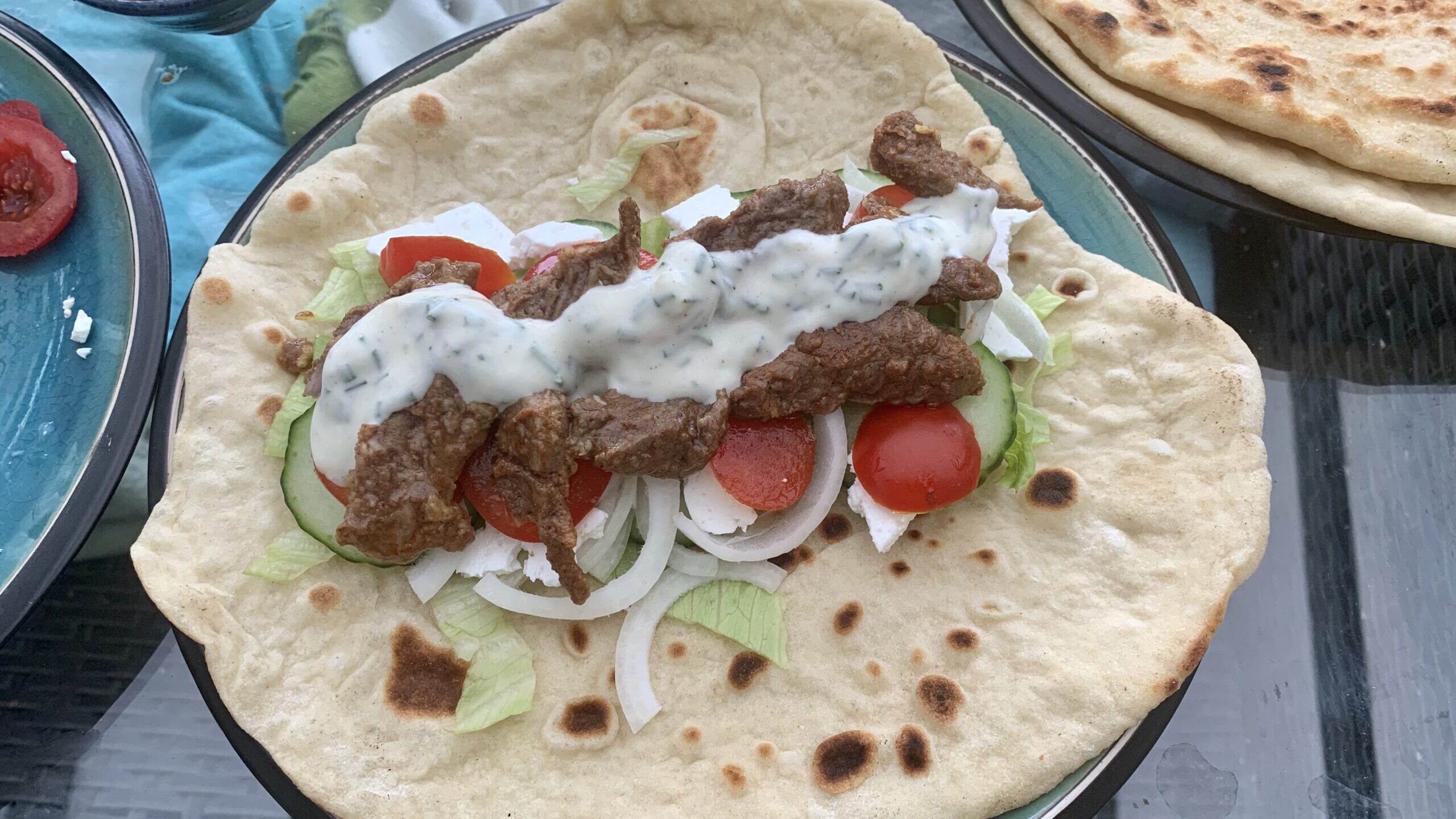 Kalvekebab med hjemmerørt hvidløgsdressing og friskbagt fladbrød